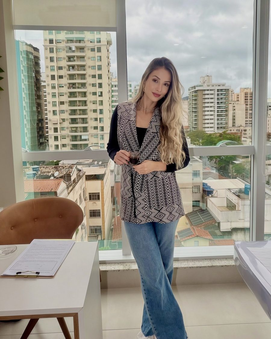 Dra. Maíra Angelo no consultório, com vista para Icaraí